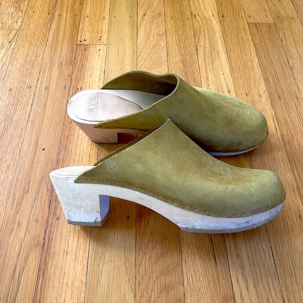 Bryr Gabe Block Heel Clogs size 39/8.5-9 Fennel Nubuck